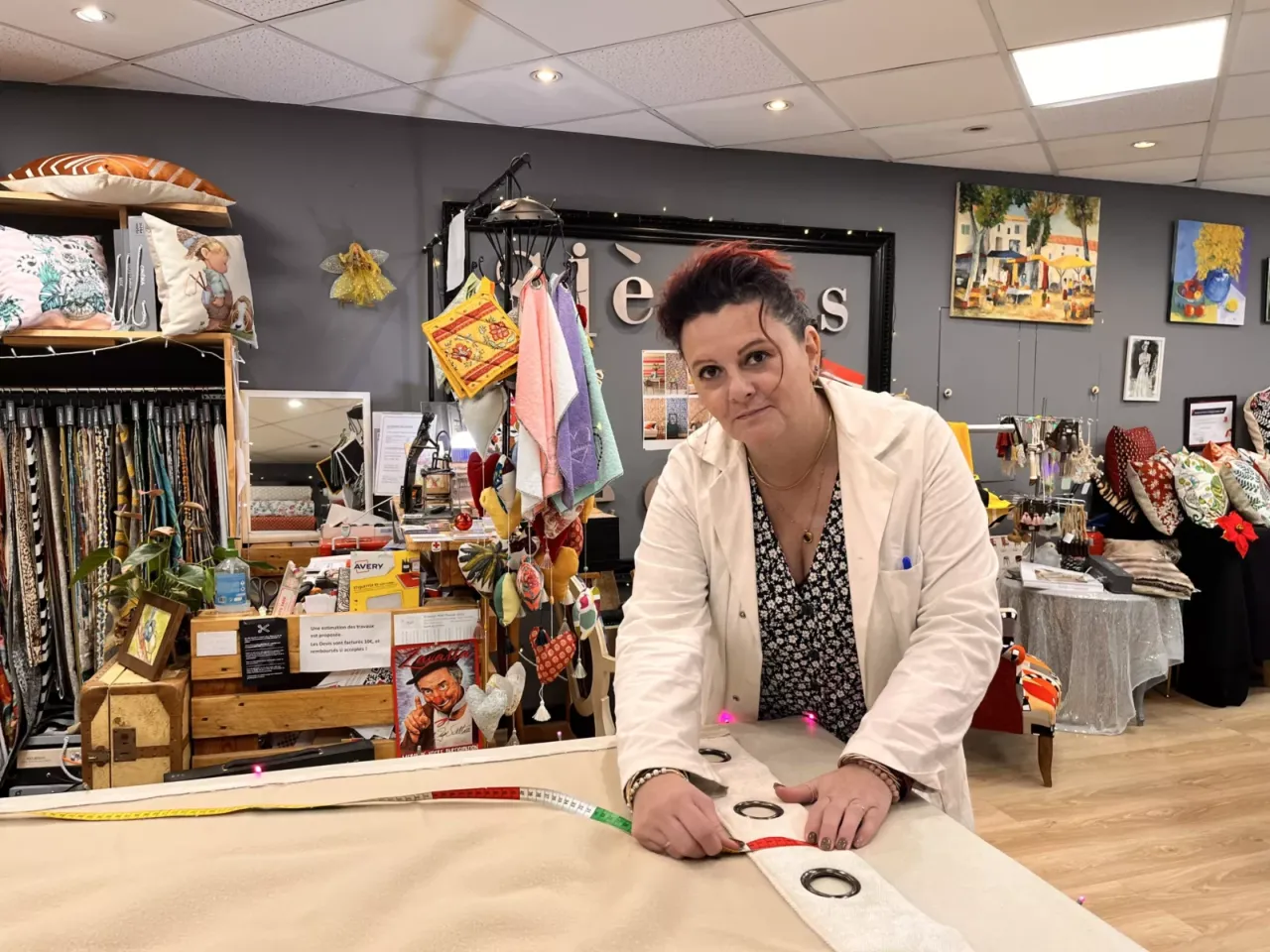 Sandy dans son atelier de tapisserie